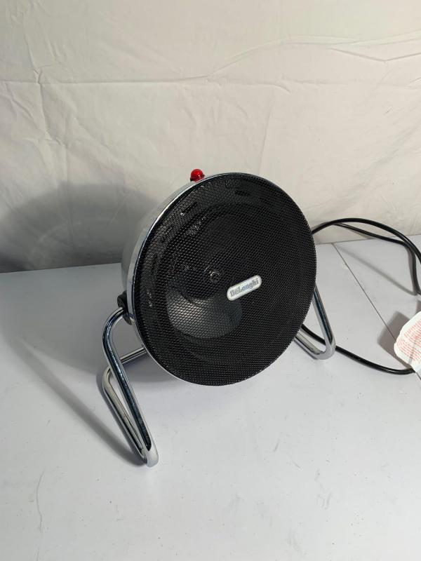 A Delonghi HVR9033 240V retro fan heater